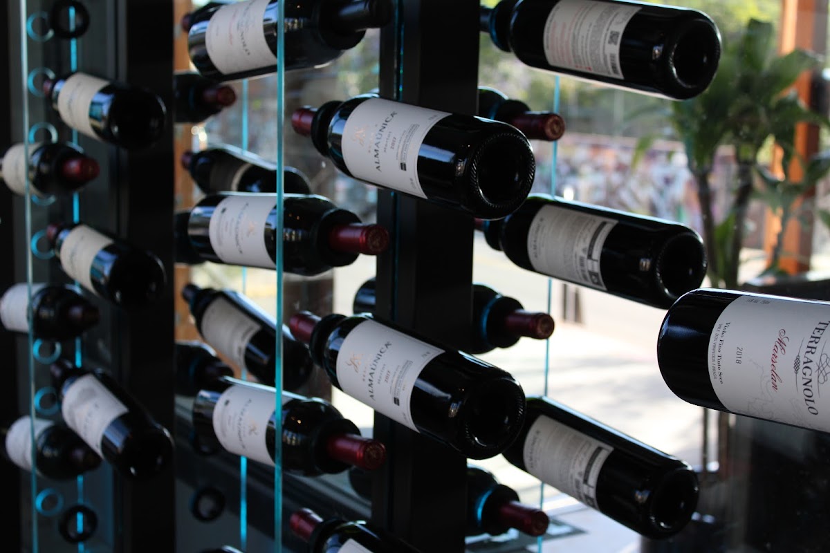 Bodega Pizza Entre Vinhos
